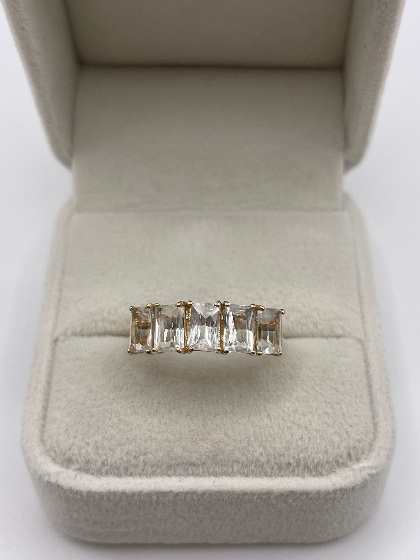 9ct gold quartz ring
