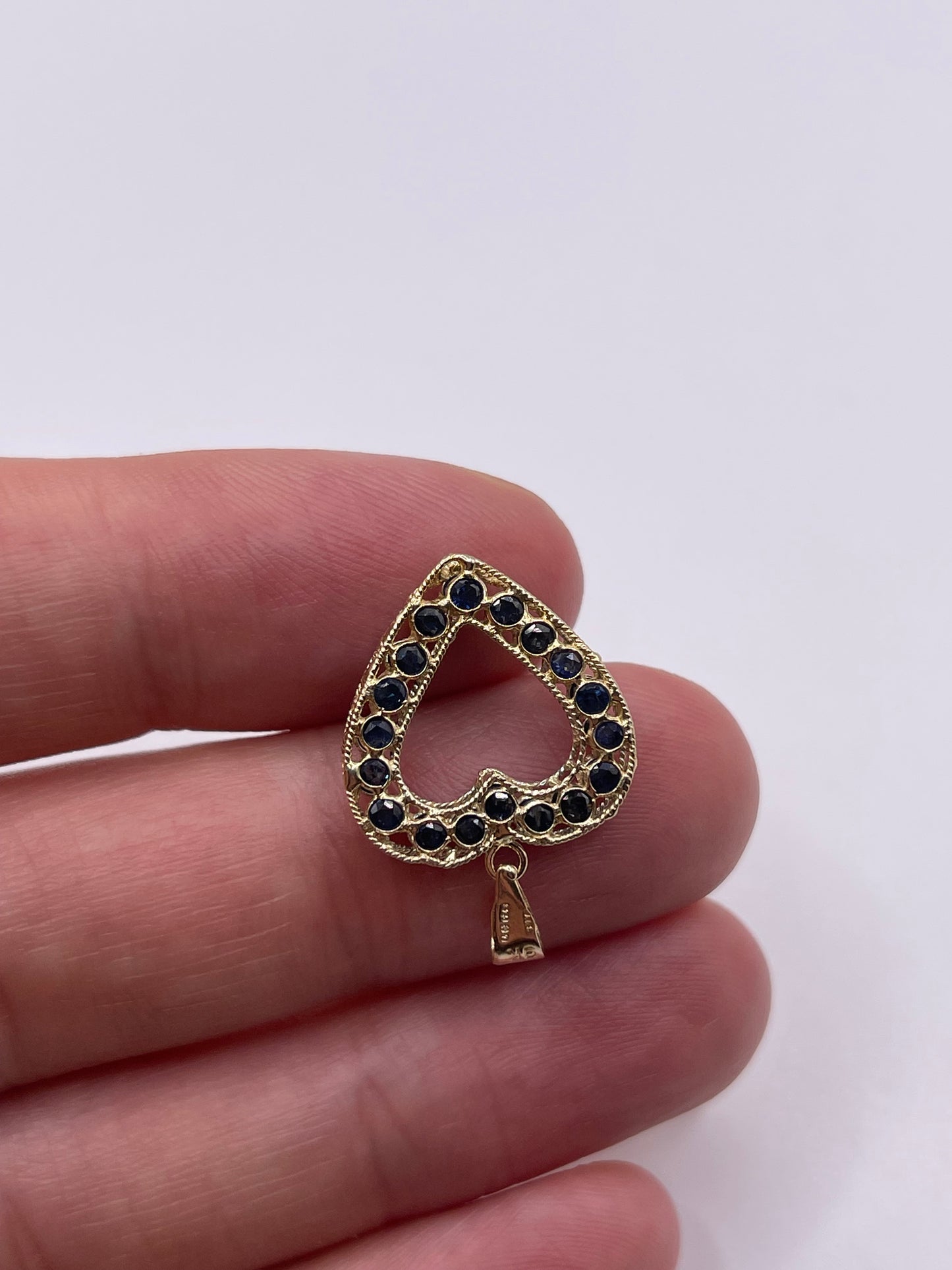 9ct gold sapphire heart pendant