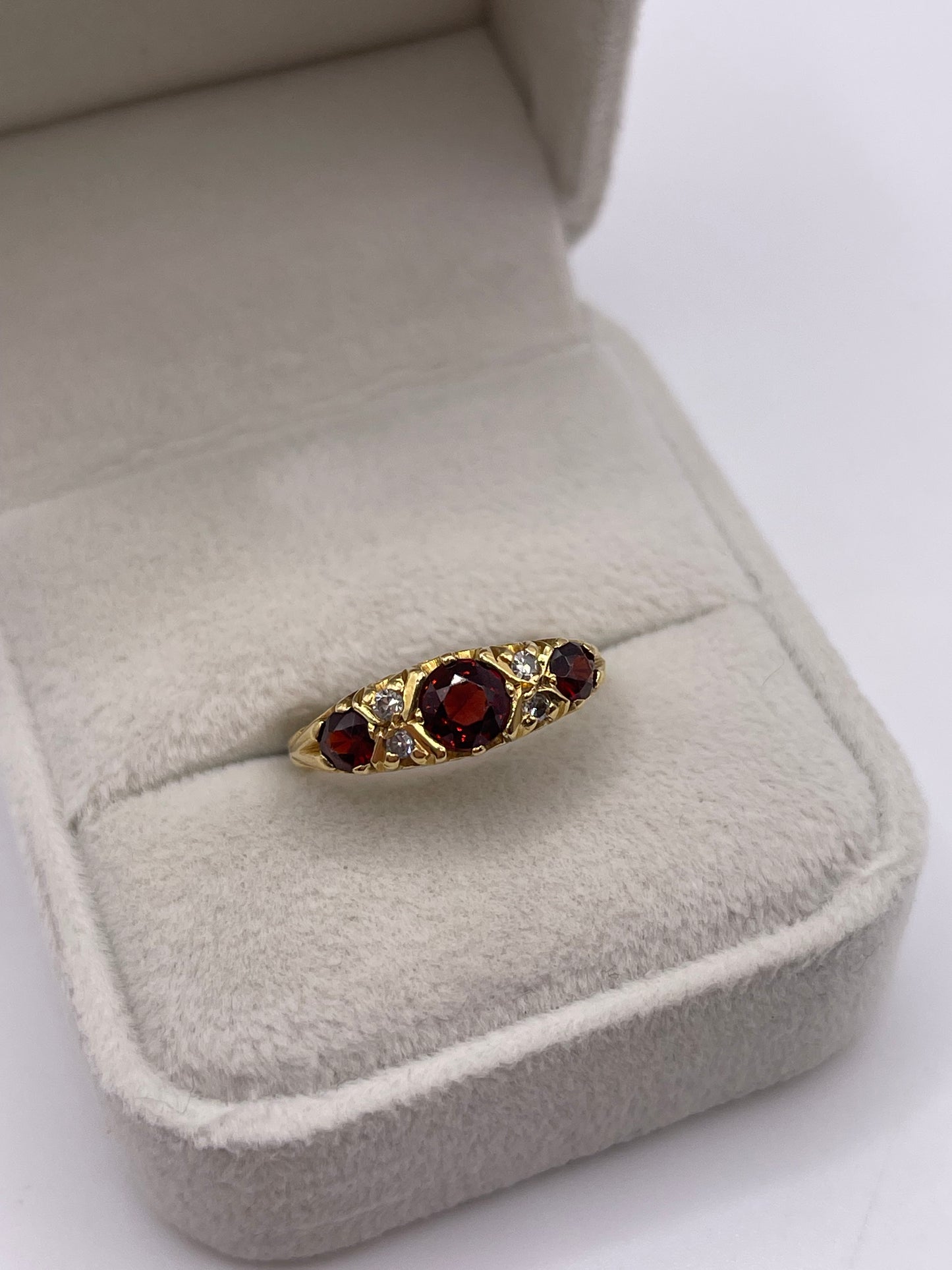 18ct gold garnet and diamond ring