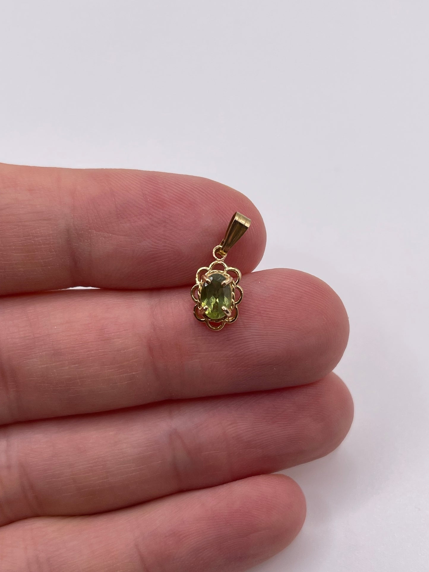 9ct gold quartz pendant