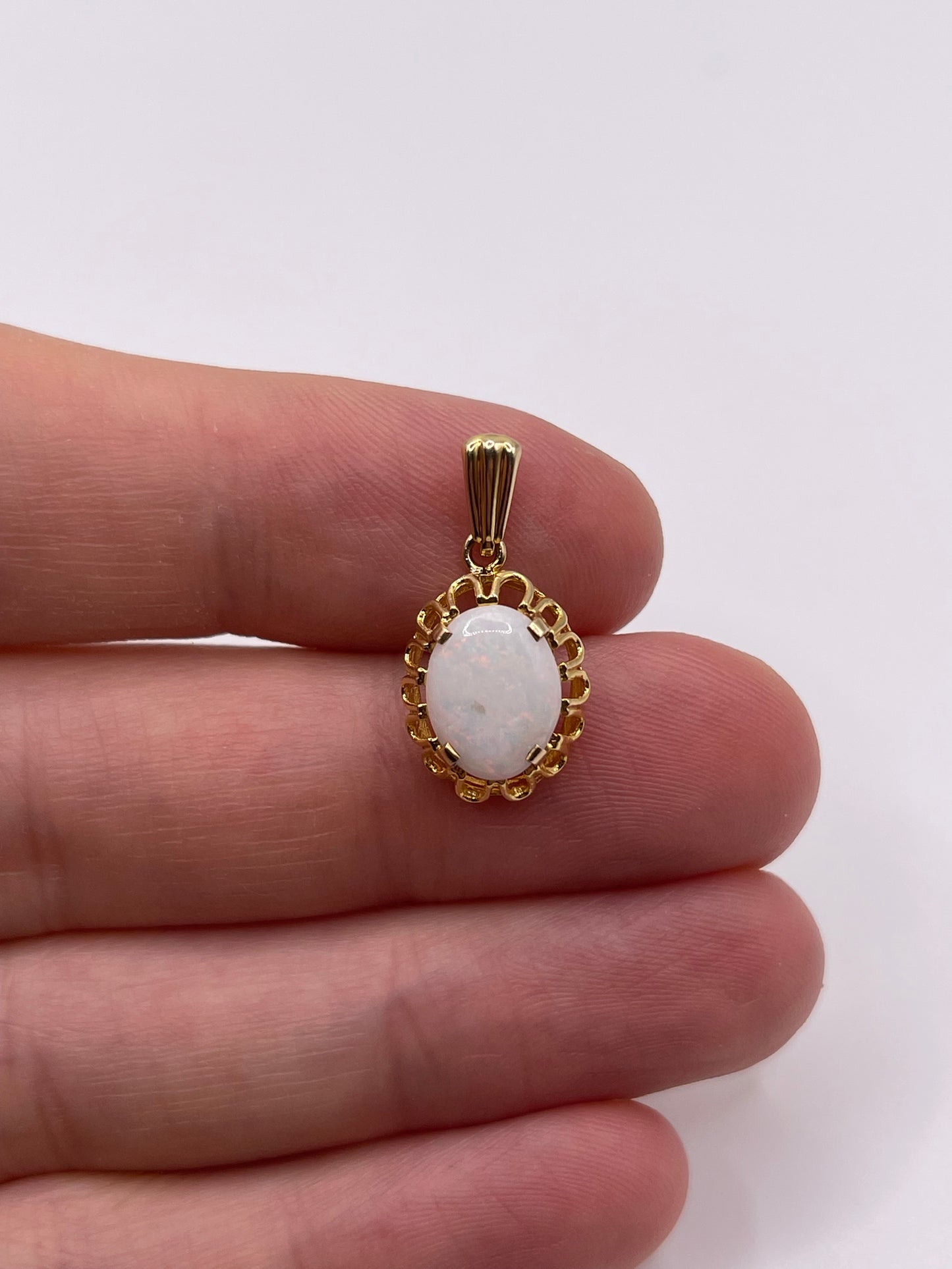 9ct gold opal pendant