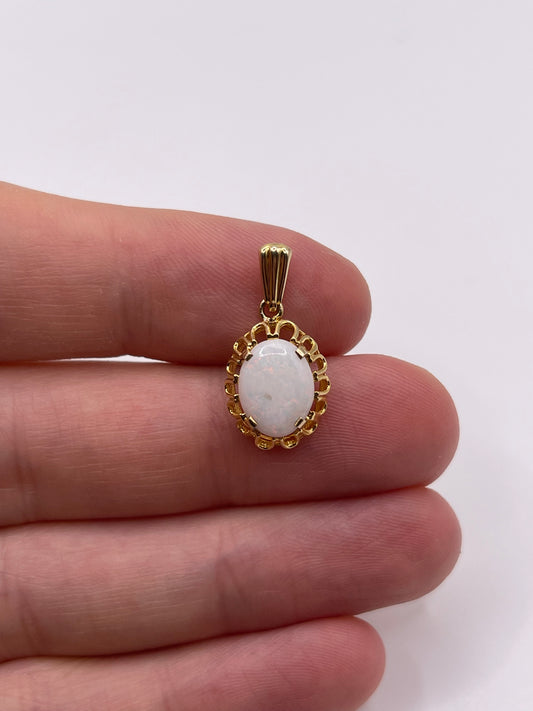 9ct gold opal pendant