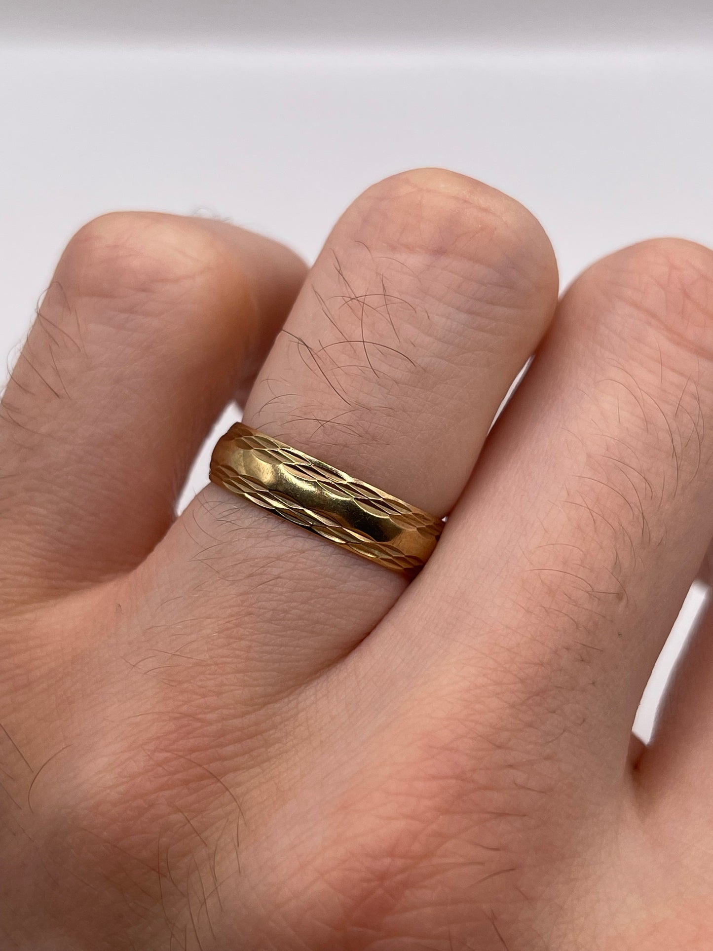 9ct gold patterned band