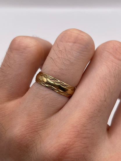 9ct gold patterned band
