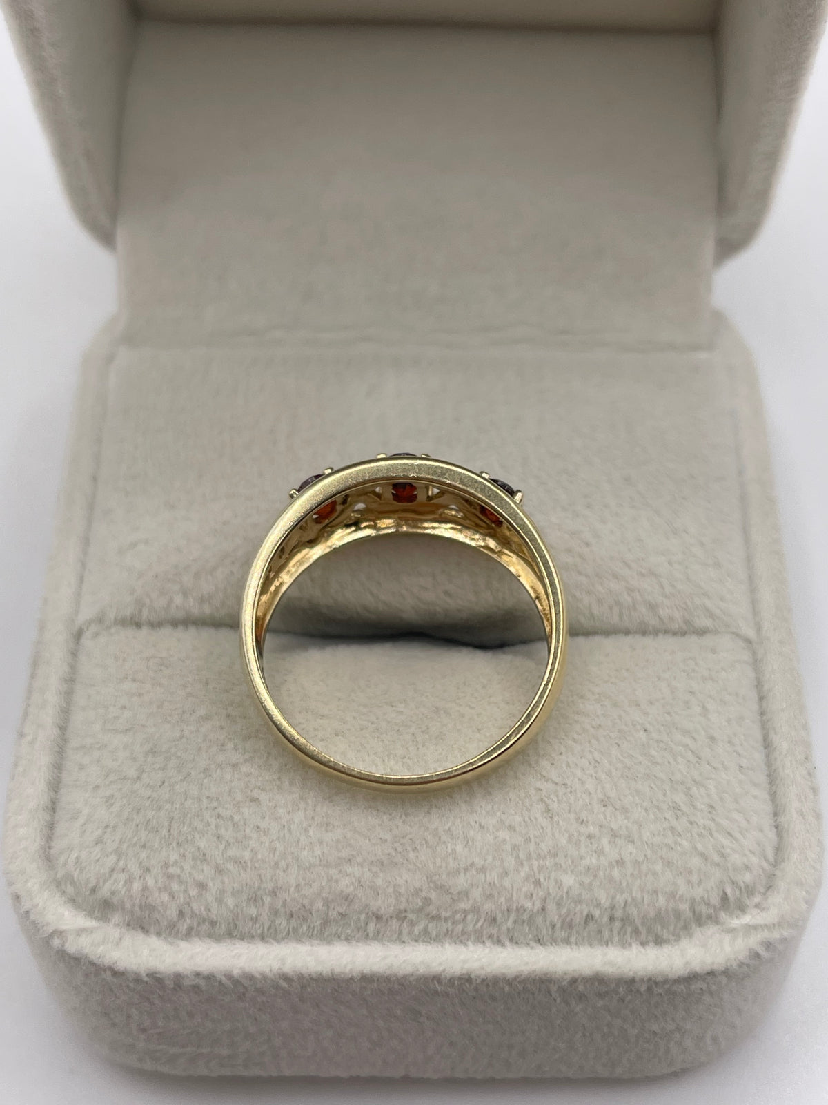 9ct gold garnet ring