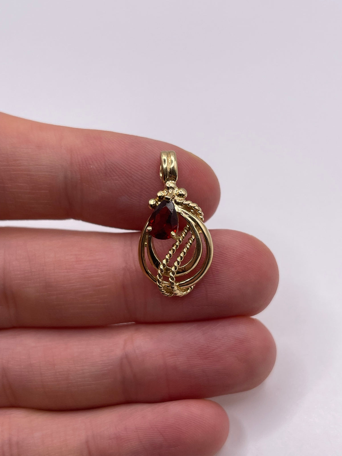 9ct gold garnet pendant