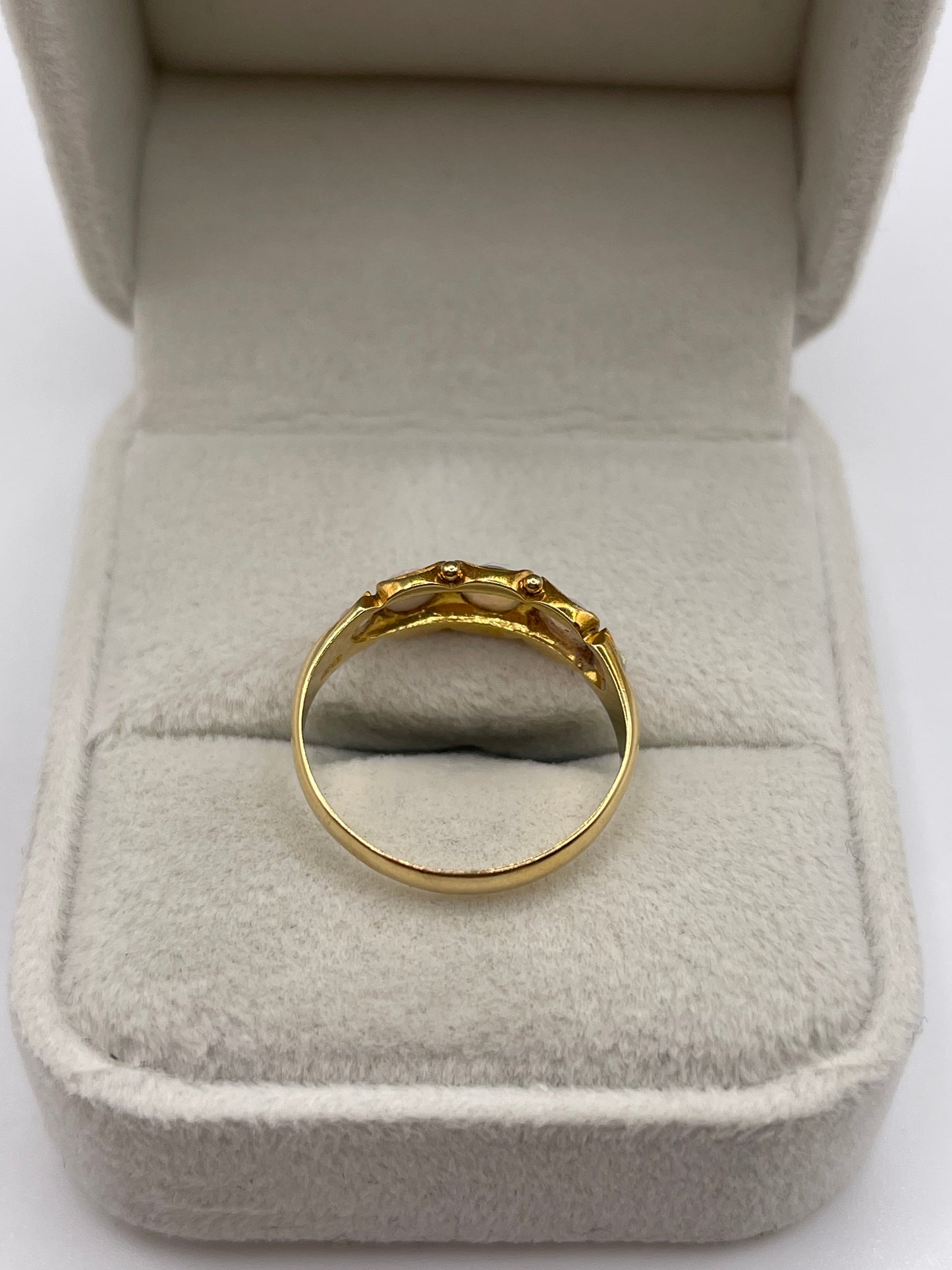 Antique 18ct gold opal ring