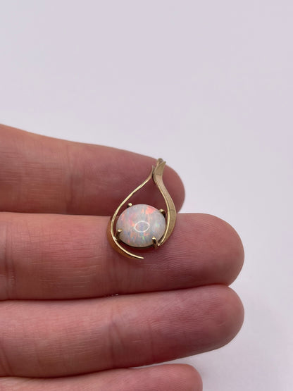 9ct gold opal pendant