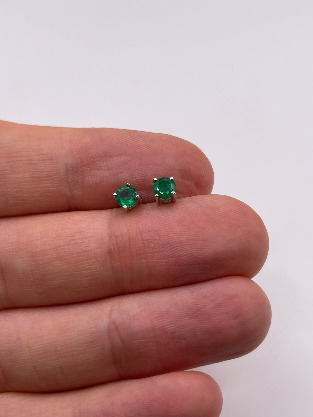 18ct white gold emerald stud earrings