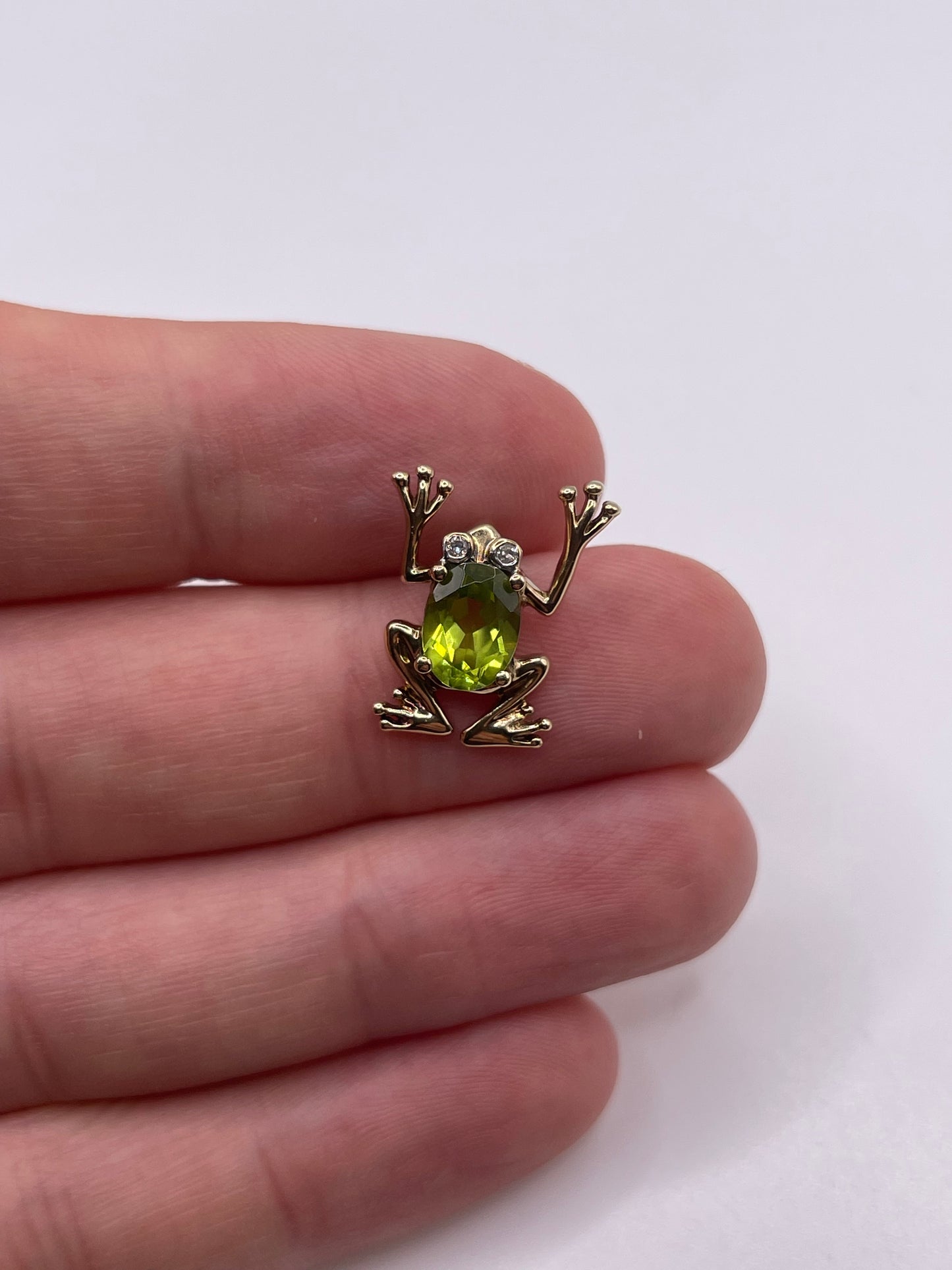 9ct gold peridot and diamond frog pendant