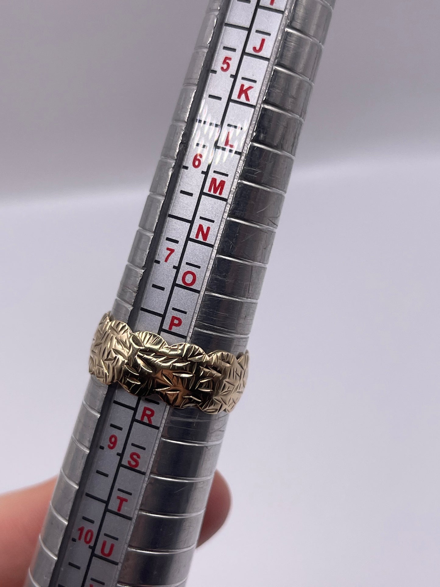9ct gold patterned band