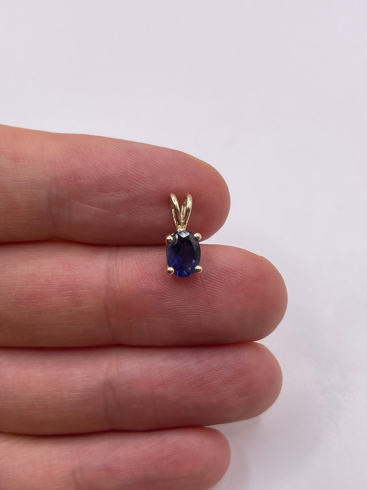 9ct gold iolite pendant