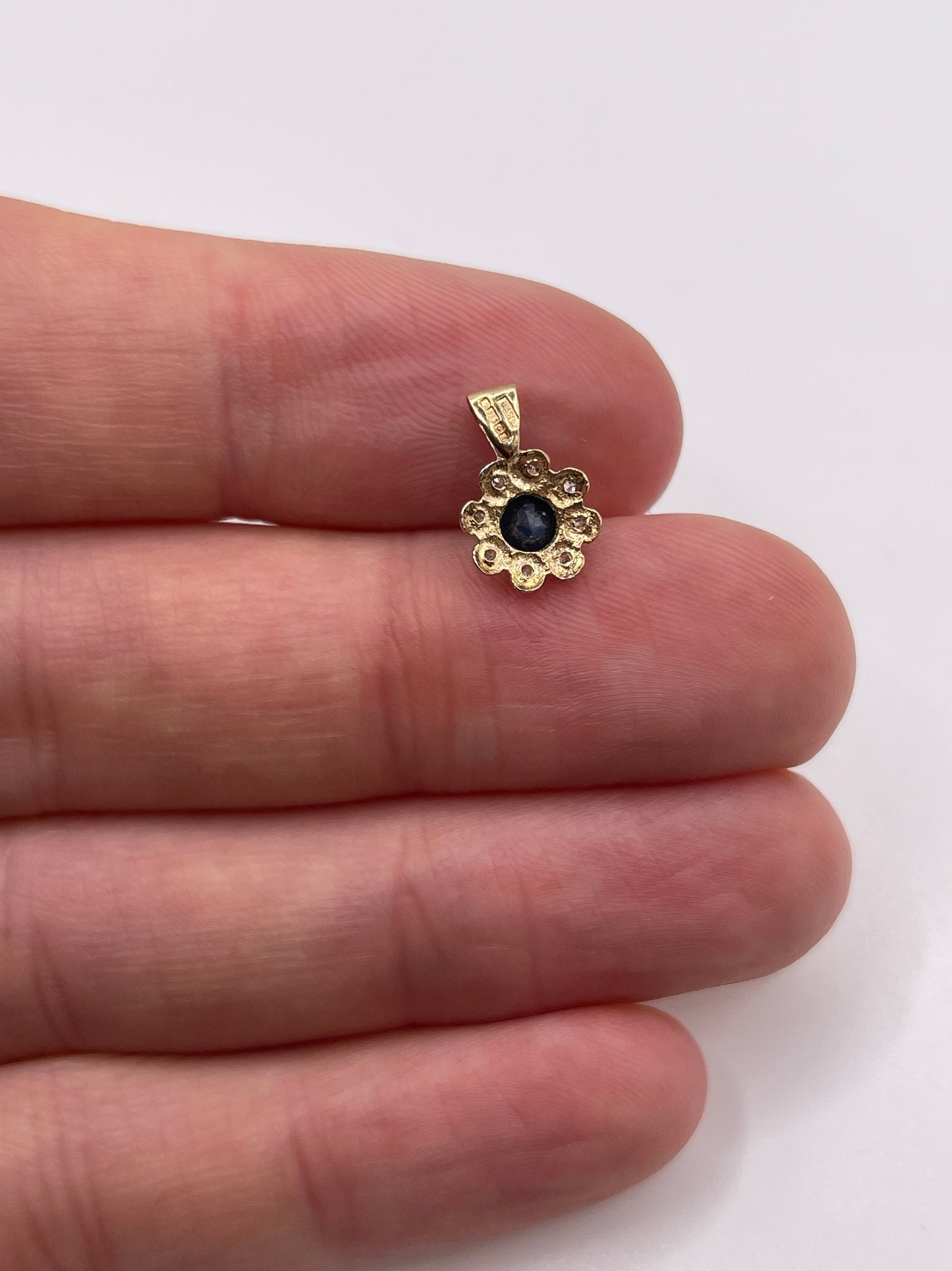 9ct gold sapphire and diamond pendant
