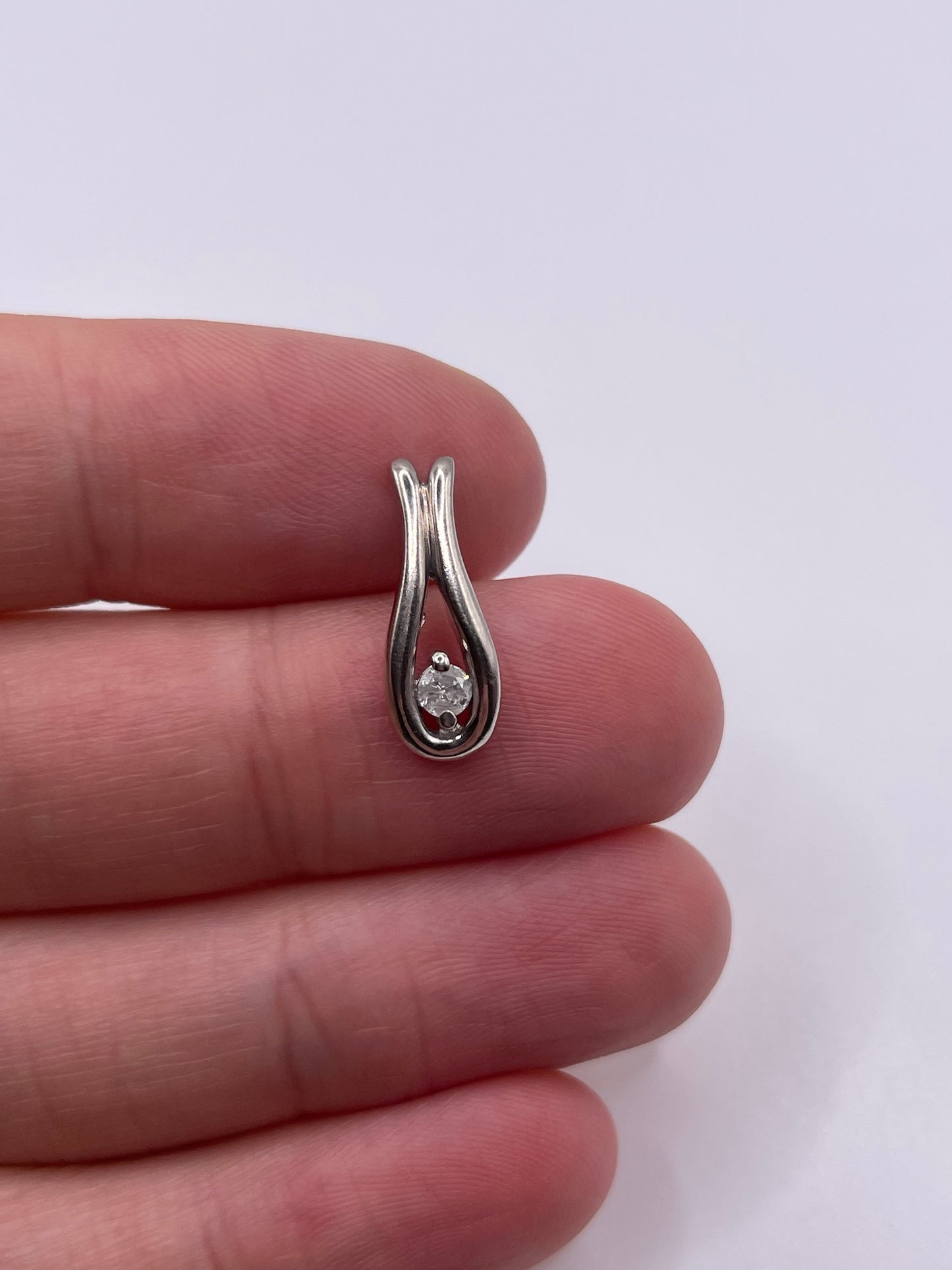 9ct white gold diamond pendant
