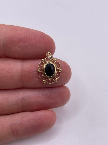 9ct gold garnet pendant