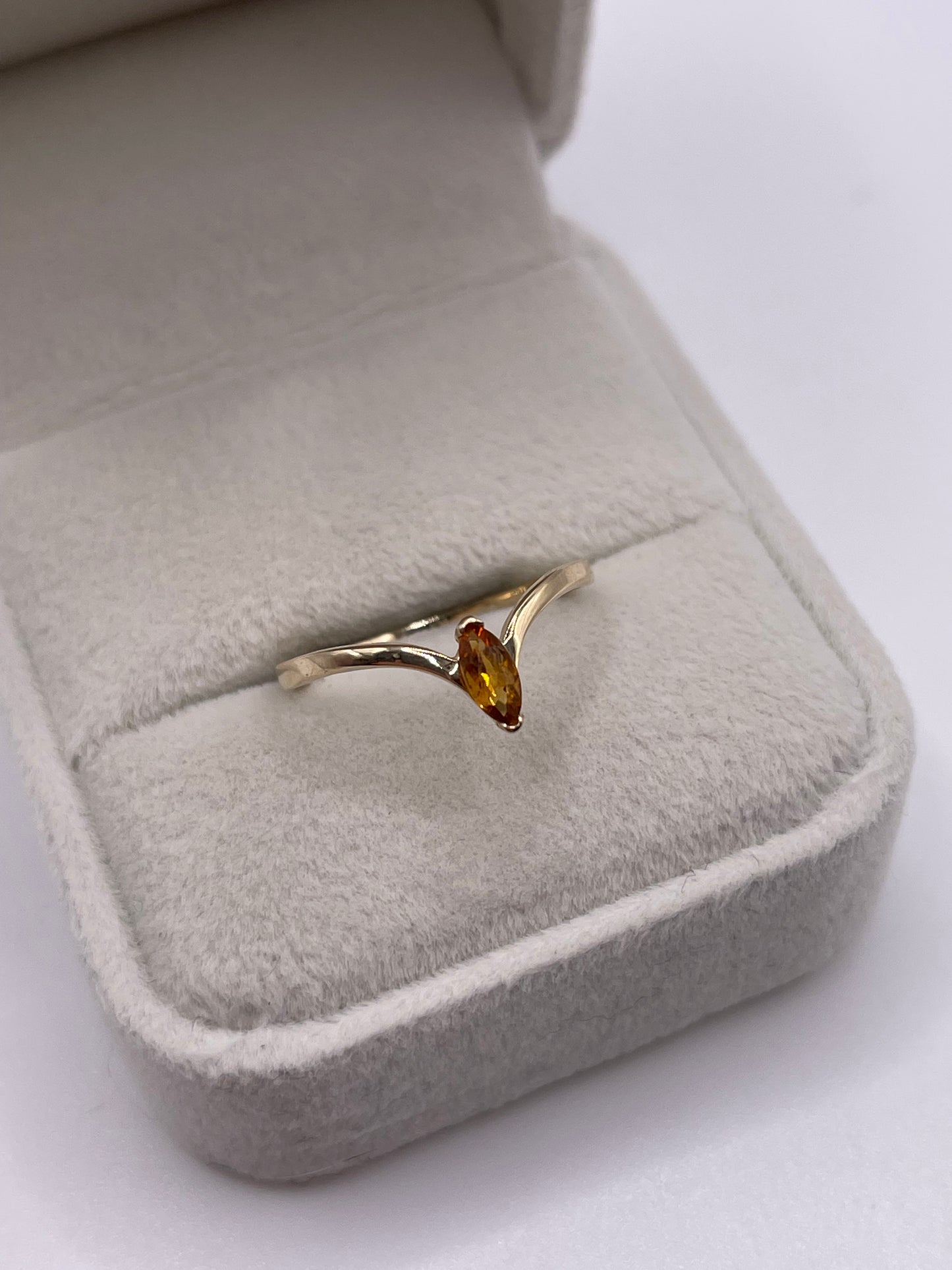9ct gold citrine wishbone ring