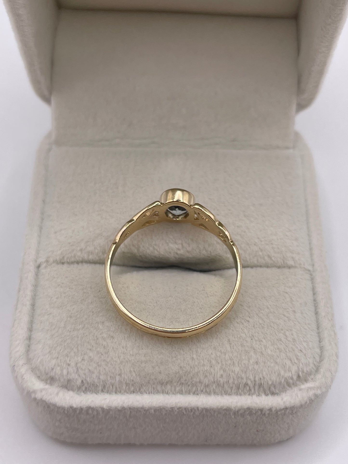 9ct gold aquamarine ring