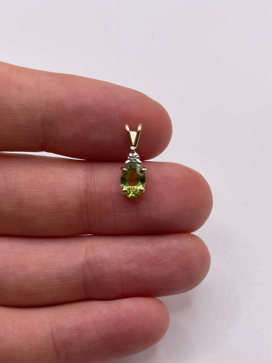 9ct gold peridot and diamond pendant