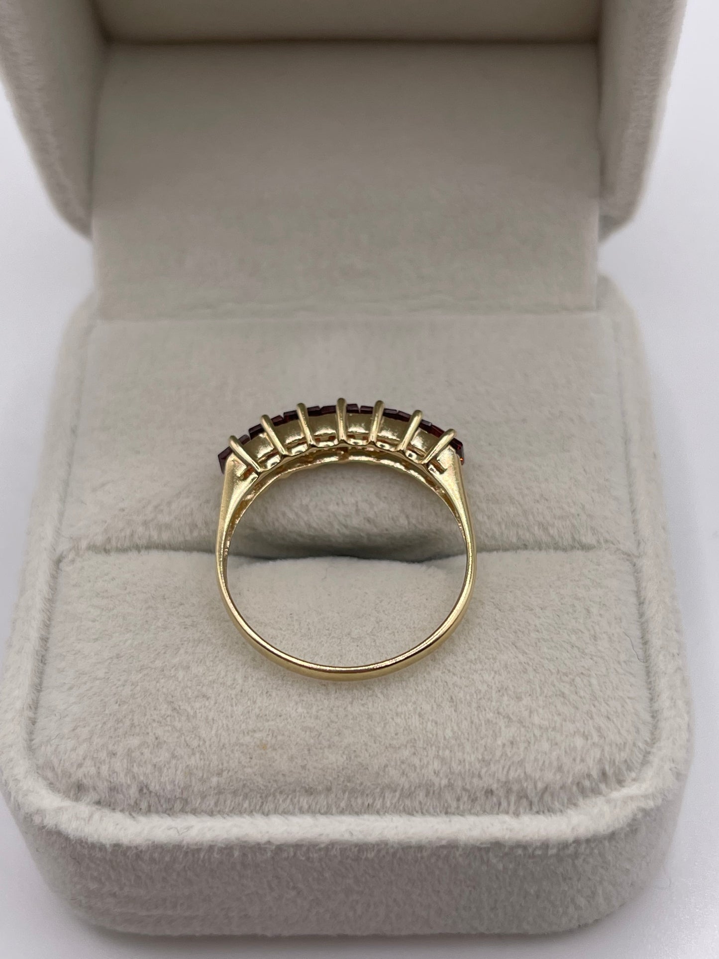 9ct gold garnet ring