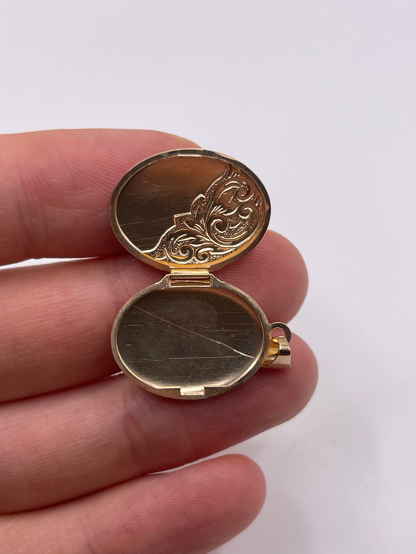 9ct gold locket pendant
