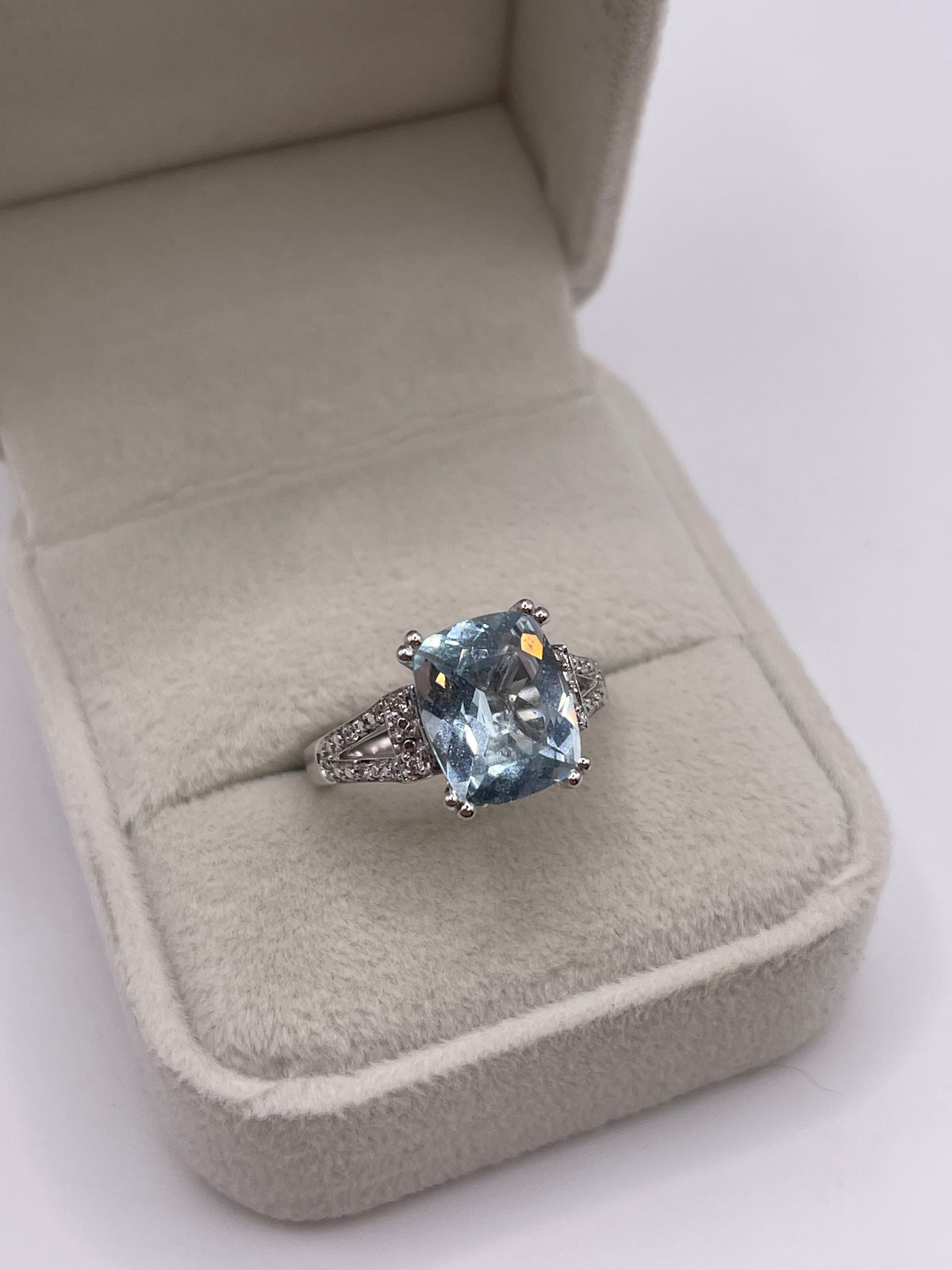 9ct white gold aquamarine and diamond ring