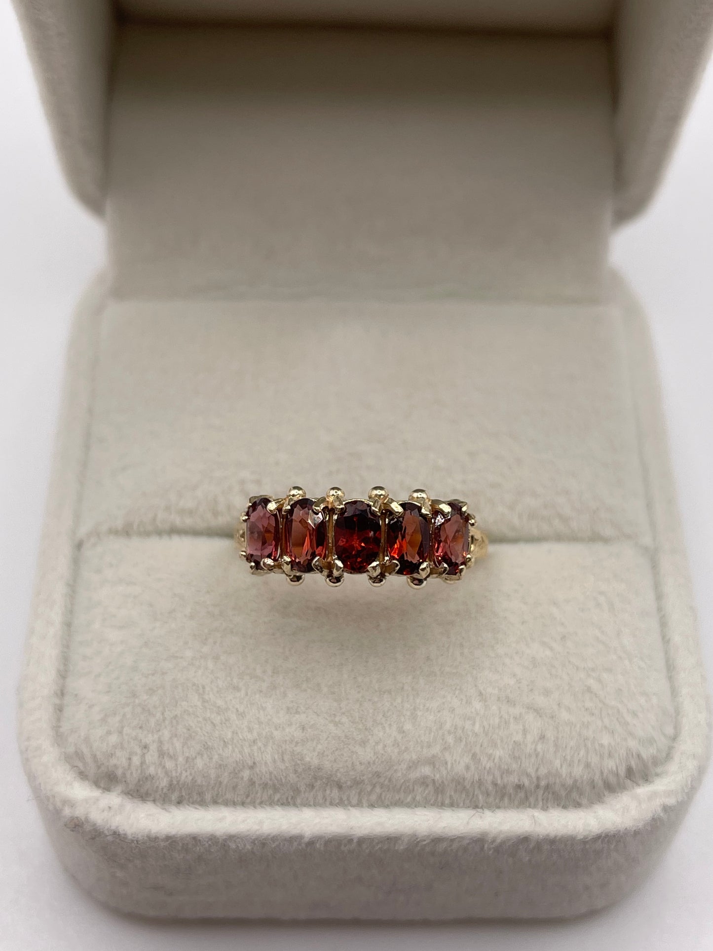 9ct gold garnet ring