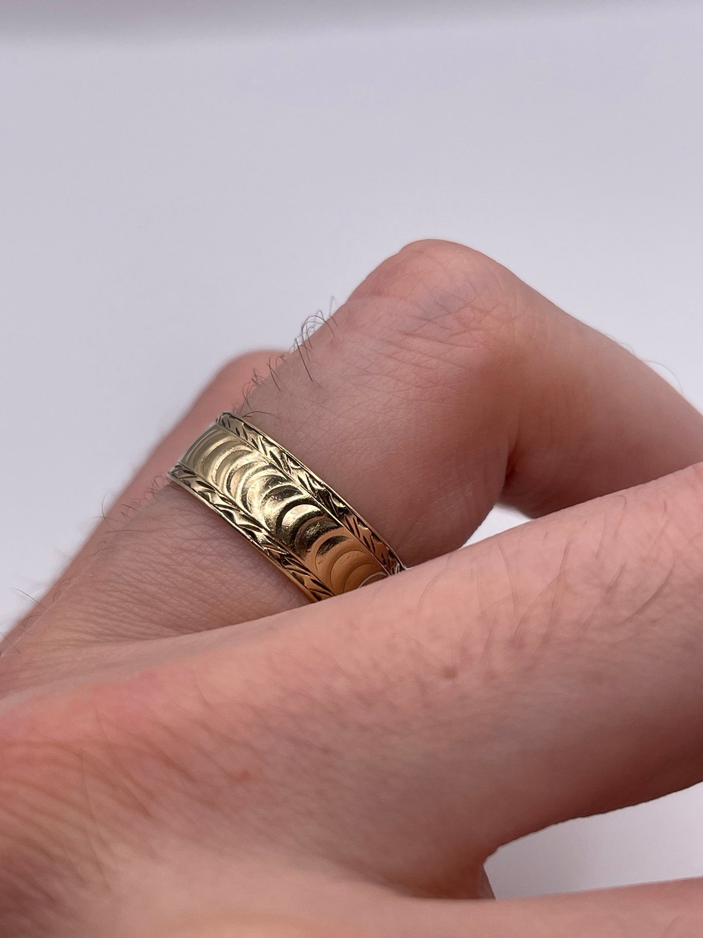 9ct gold patterned band