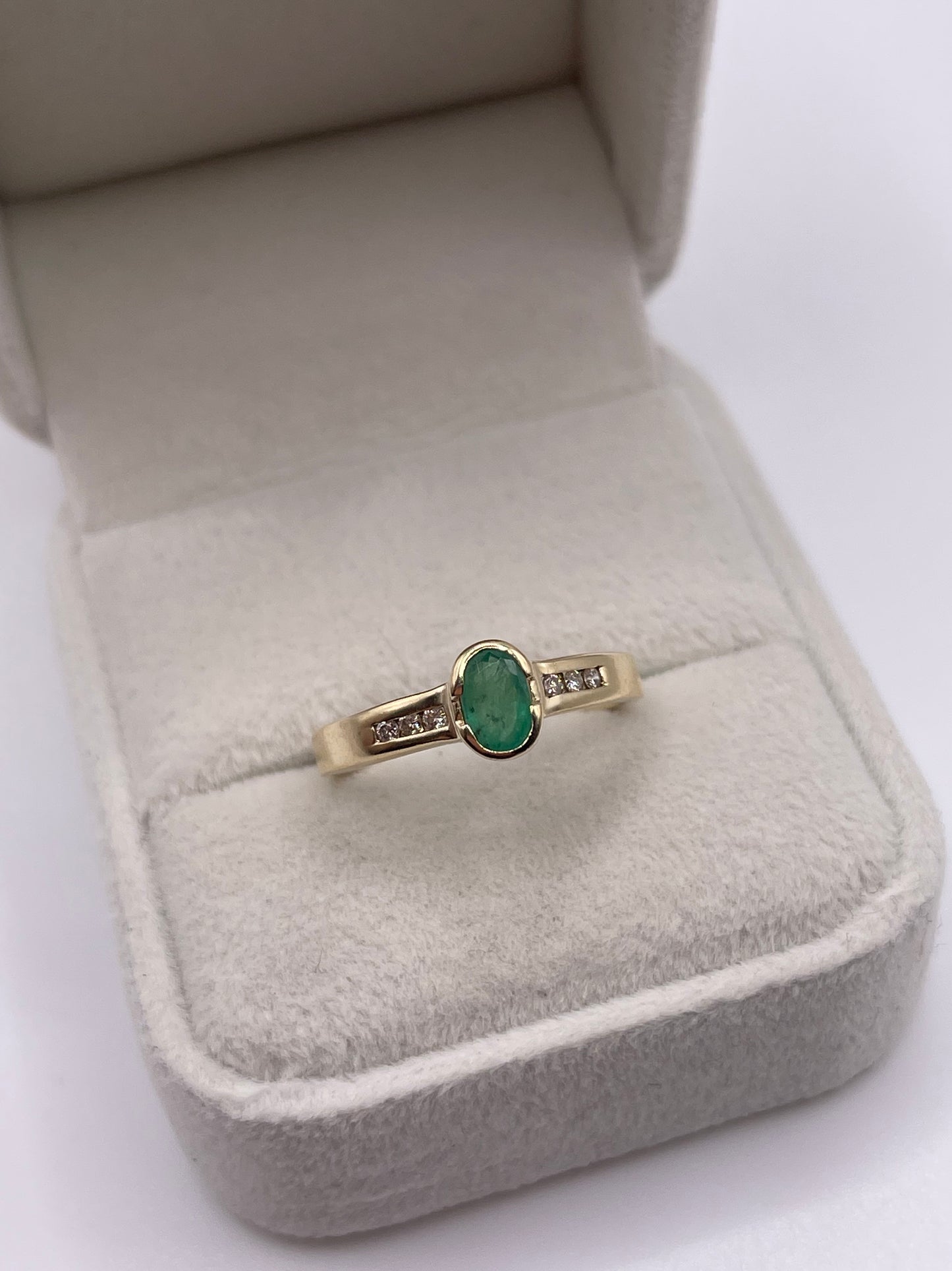 9ct gold emerald and diamond ring