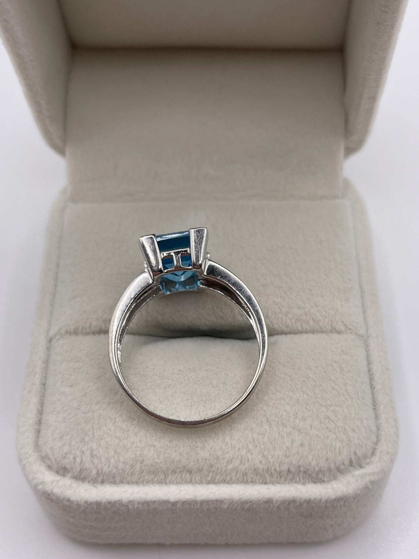 9ct white gold blue topaz ring