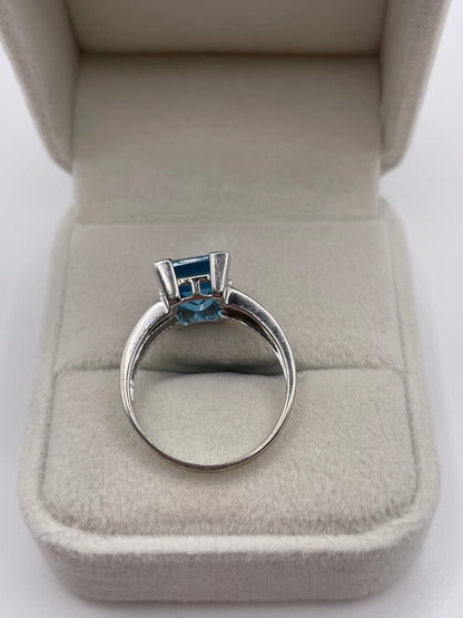 9ct white gold blue topaz ring