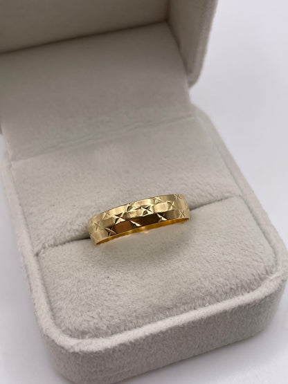 18ct gold patterned band
