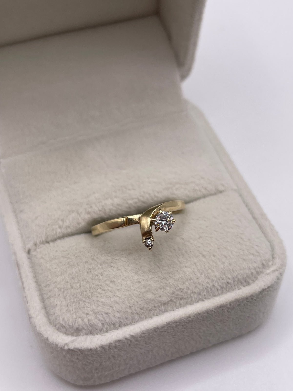 9ct gold diamond ring