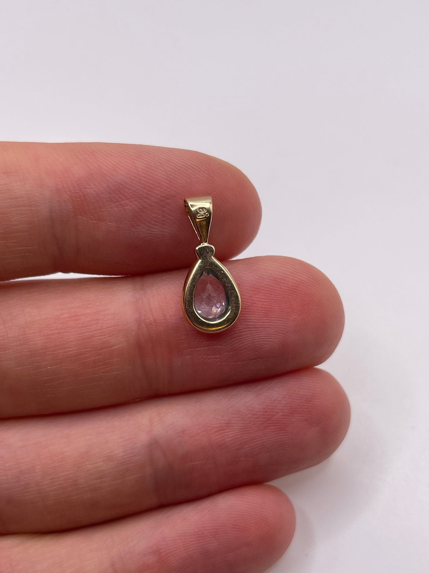 9ct gold blue topaz pendant