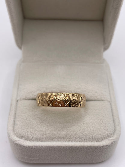 9ct gold patterned band