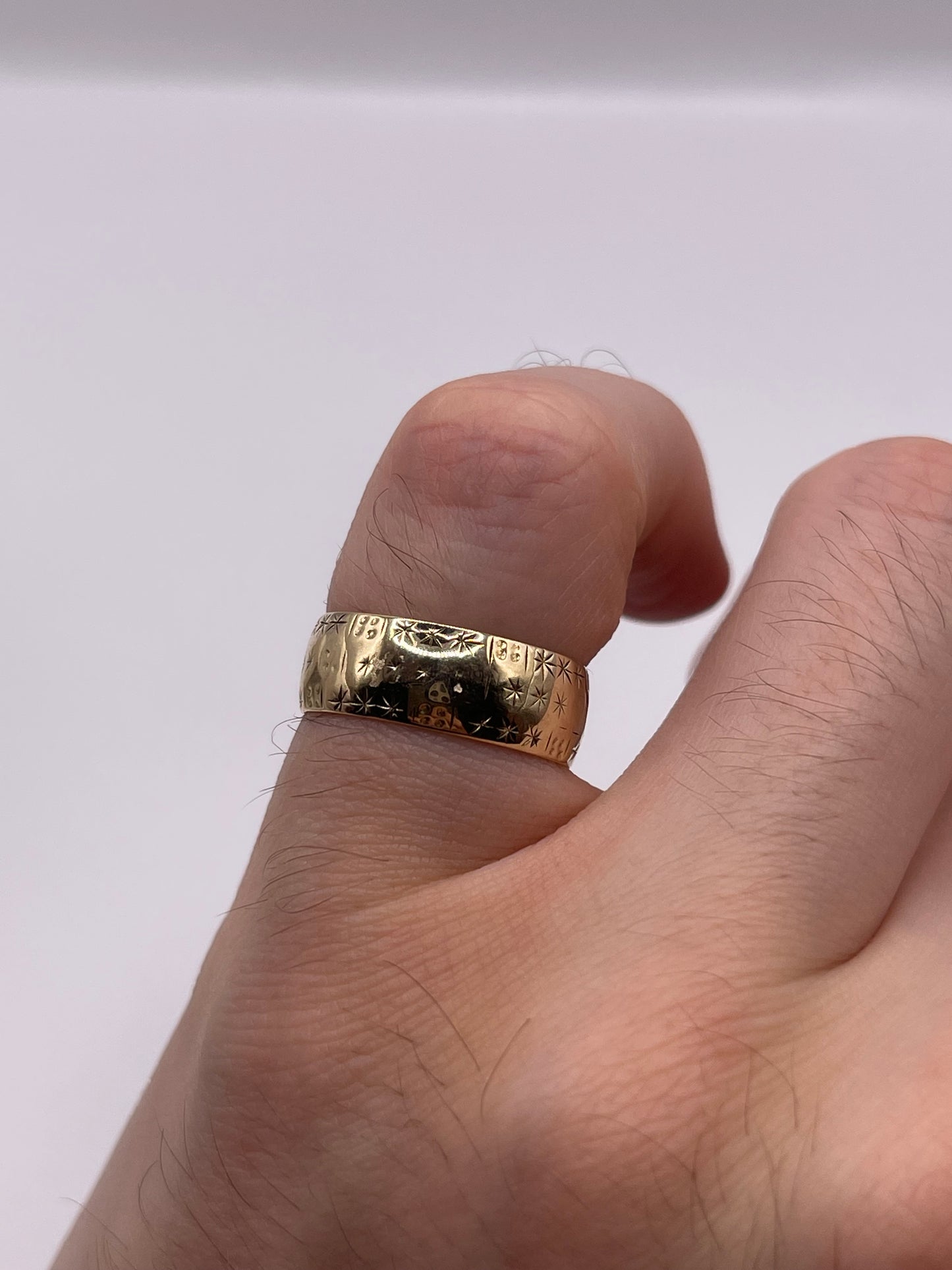 9ct gold patterned band