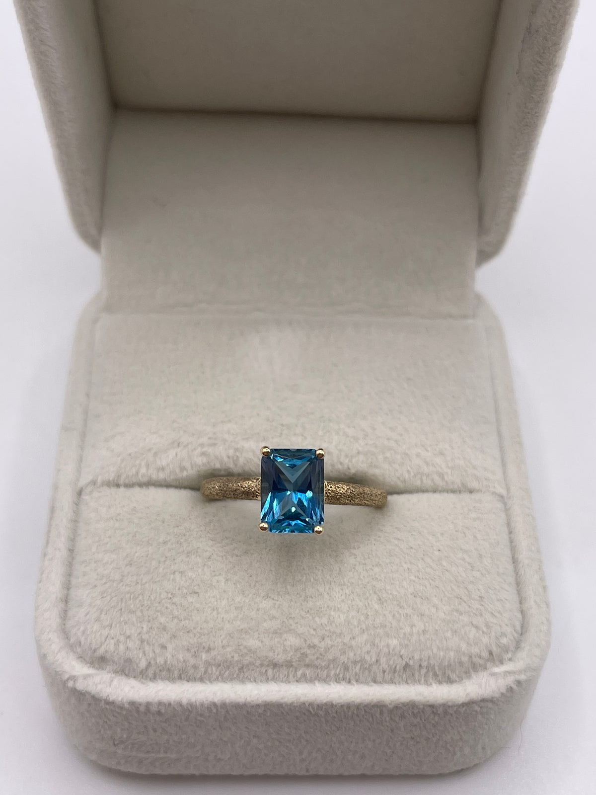 9ct gold blue topaz ring