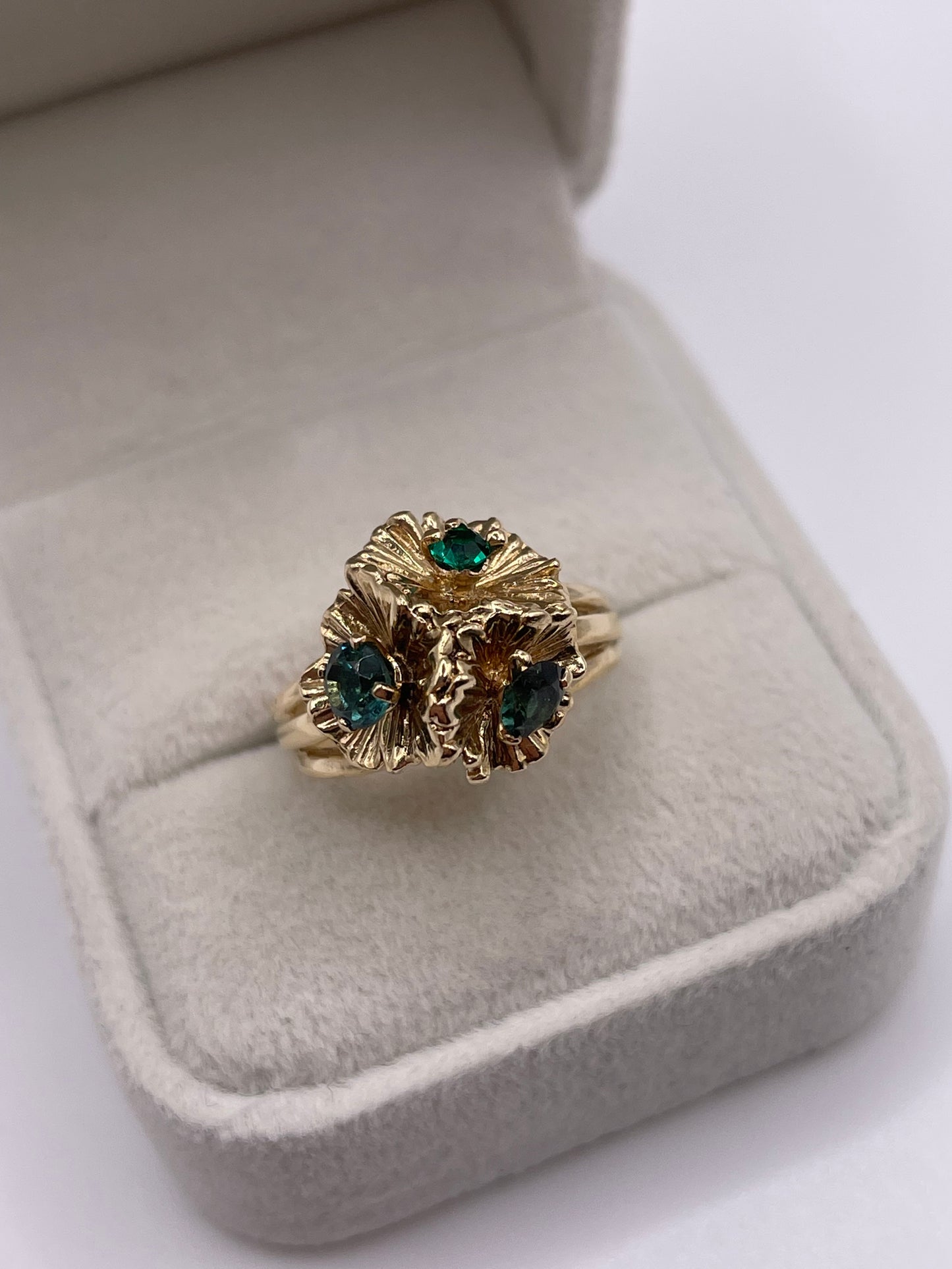 9ct gold synthetic spinel ring