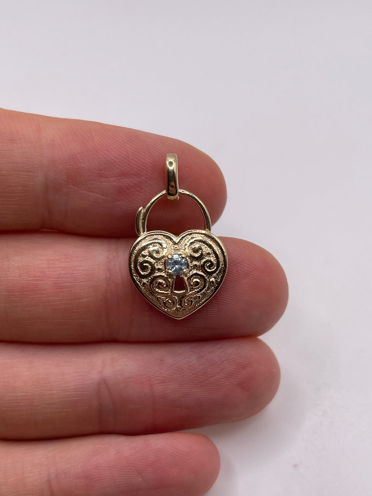 9ct gold topaz heart pendant