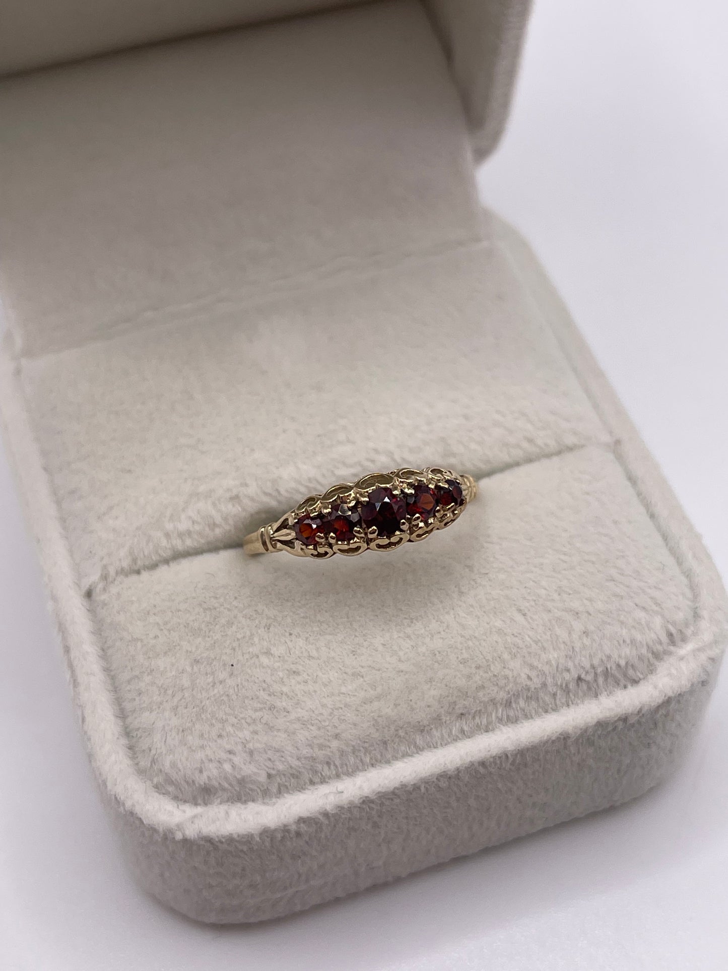 9ct gold garnet ring