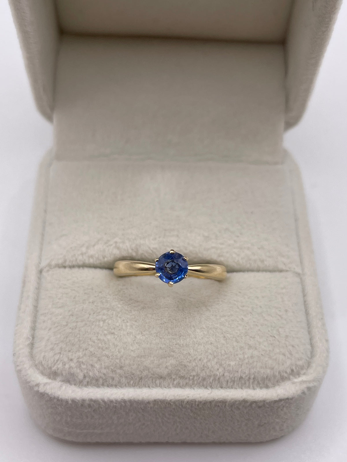 9ct gold sapphire ring
