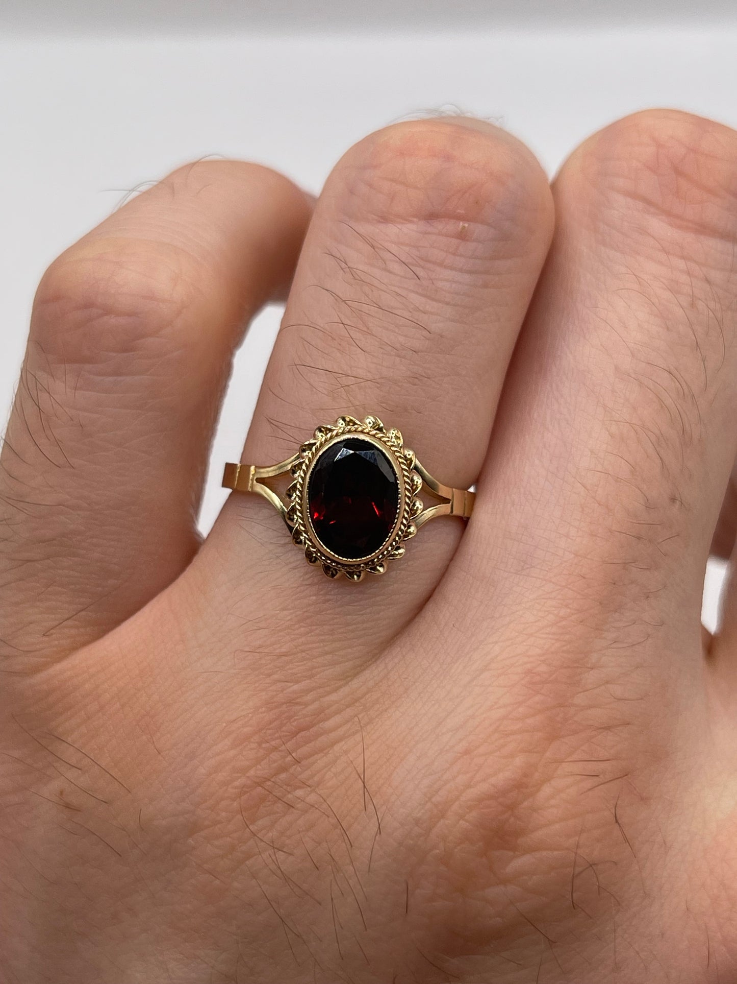 9ct gold garnet ring