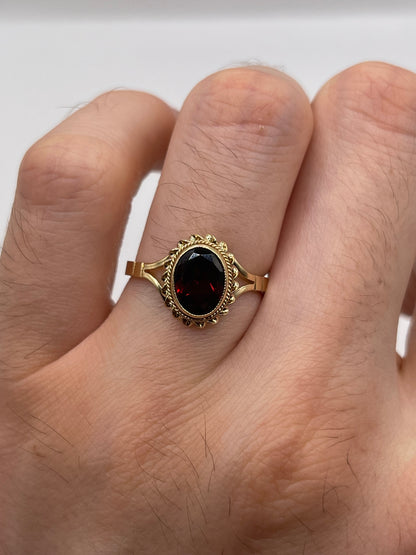 9ct gold garnet ring