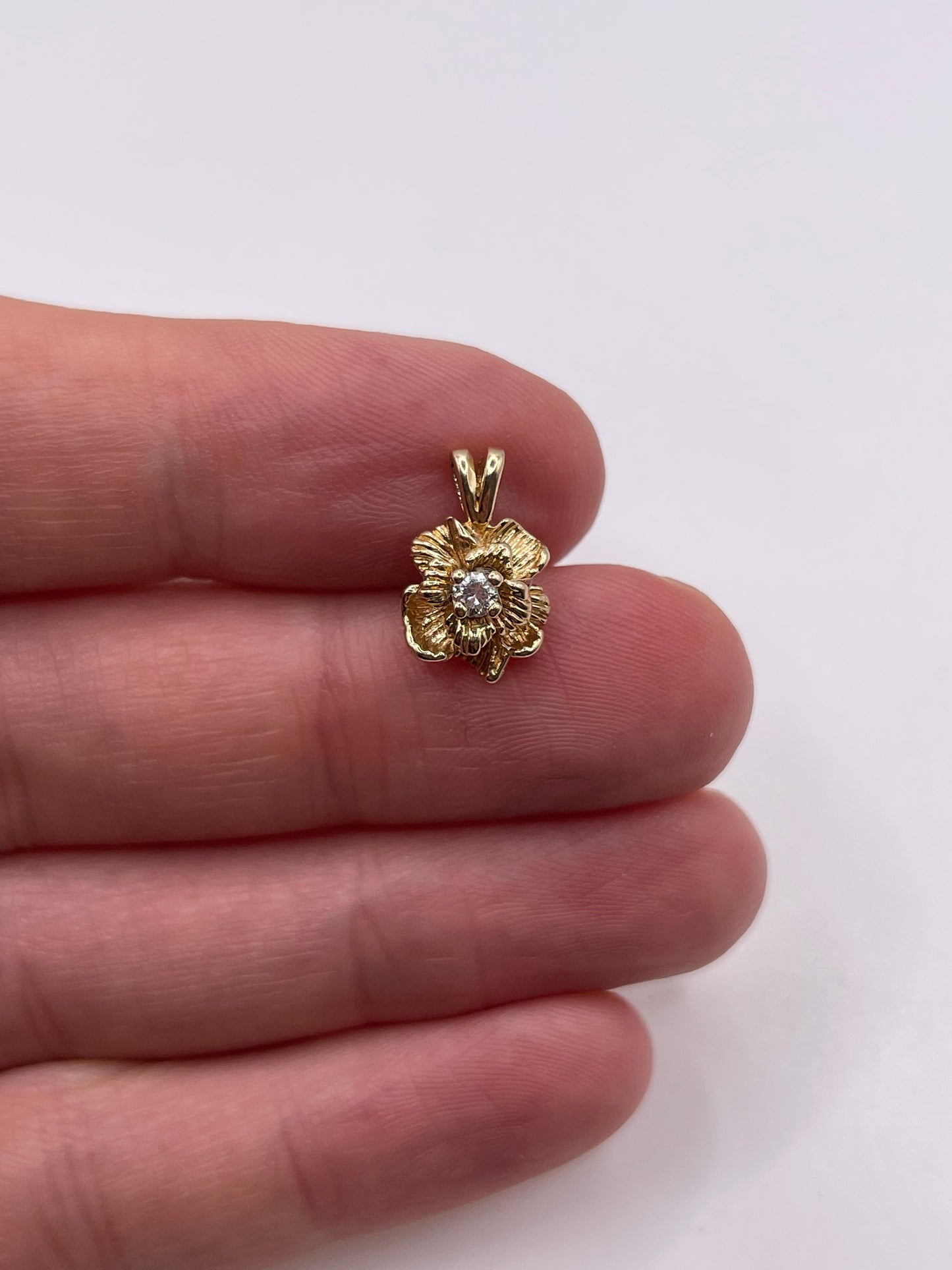 14ct gold diamond pendant