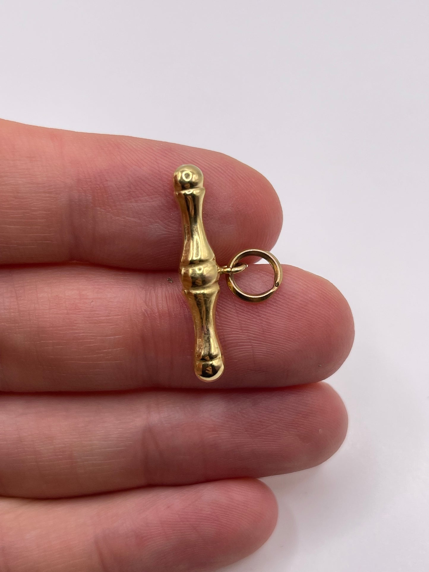 9ct gold t bar pendant