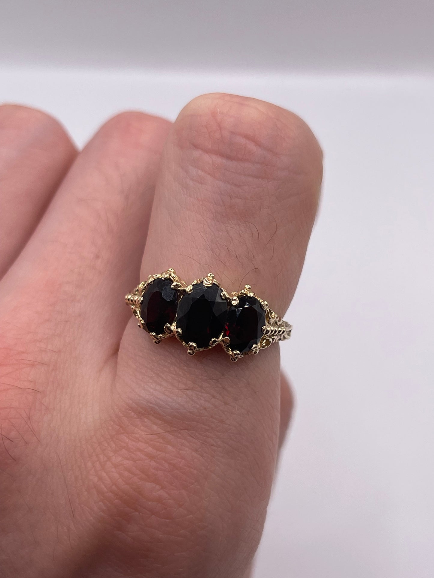 9ct gold garnet ring