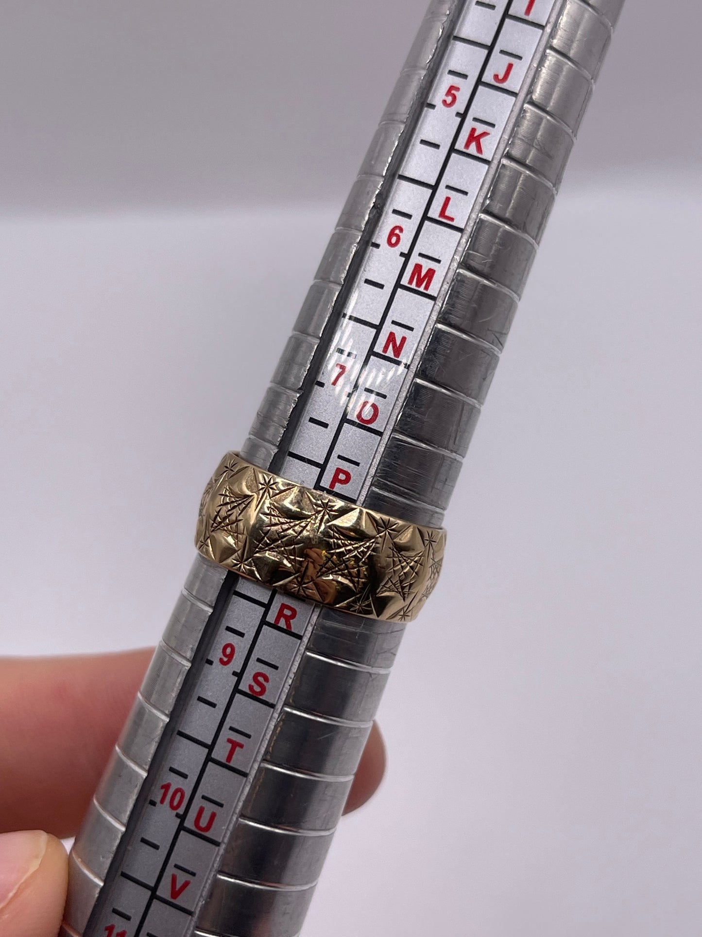 9ct gold patterned band