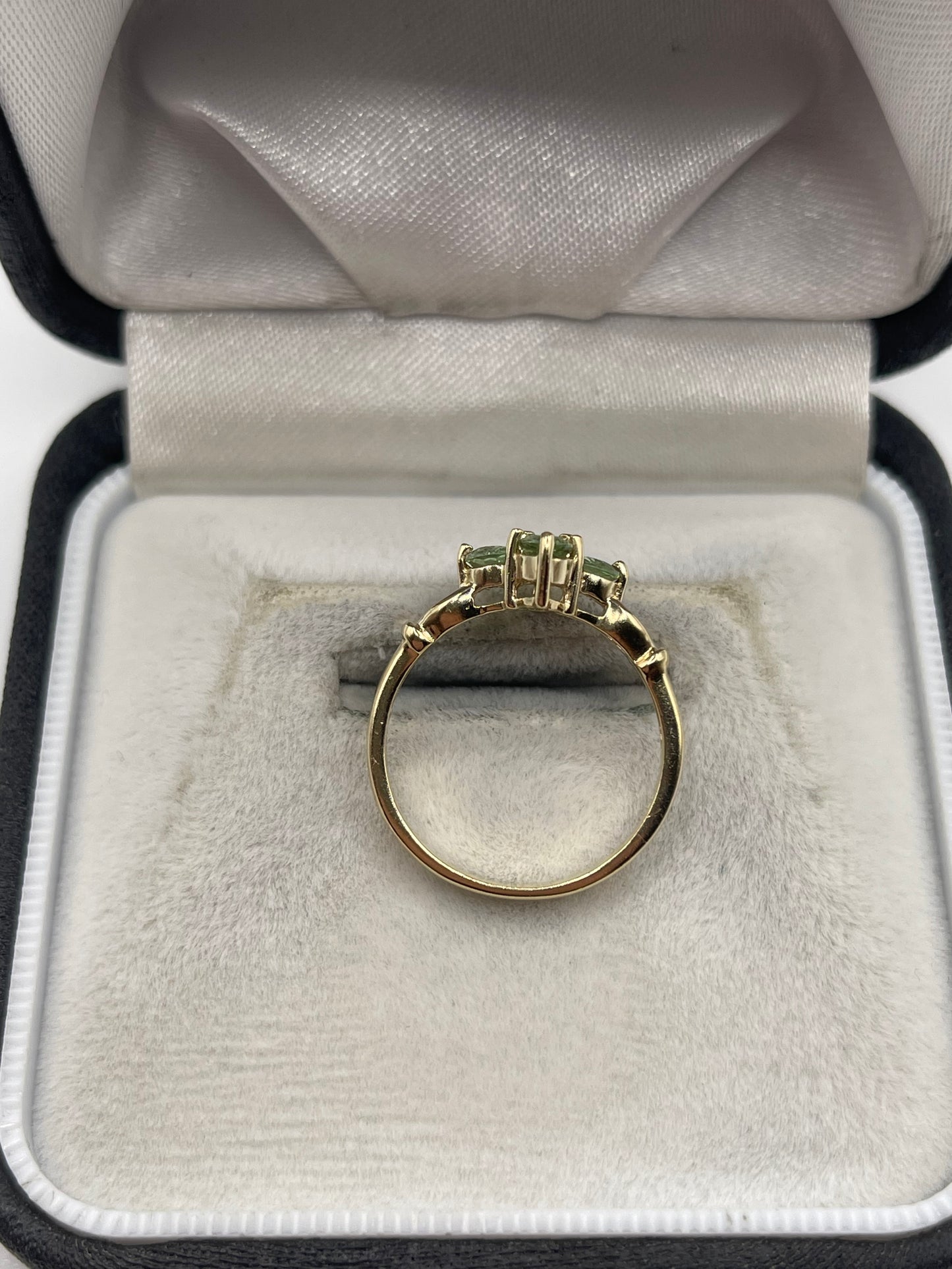 9ct gold green sapphire ring