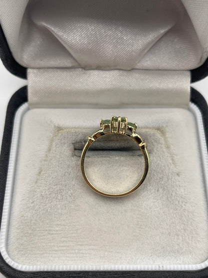 9ct gold green sapphire ring