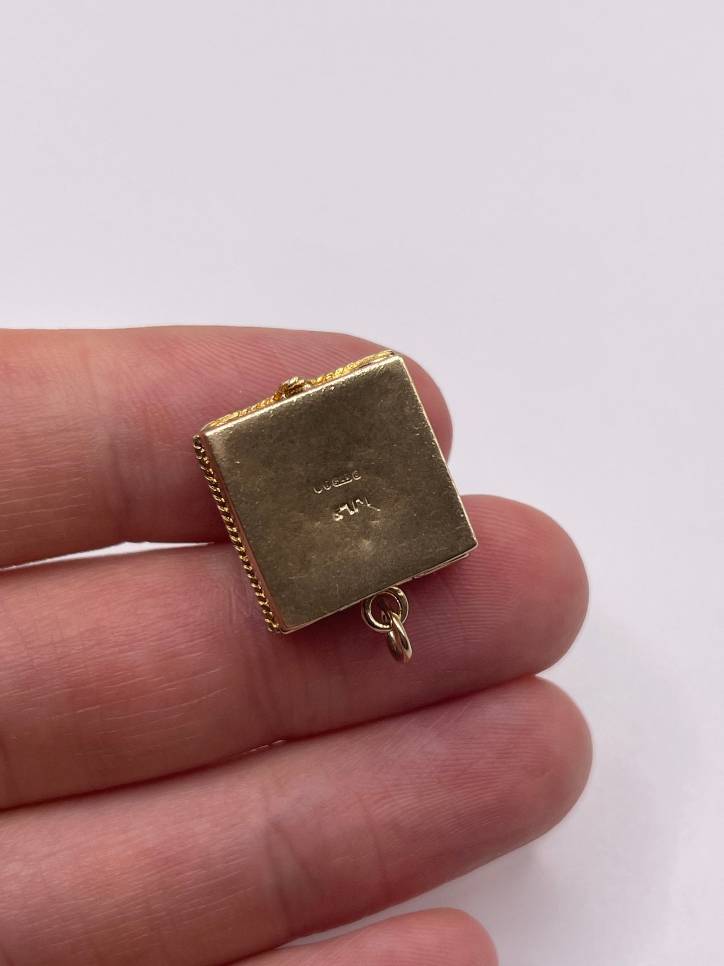 9ct gold keep sake box charm