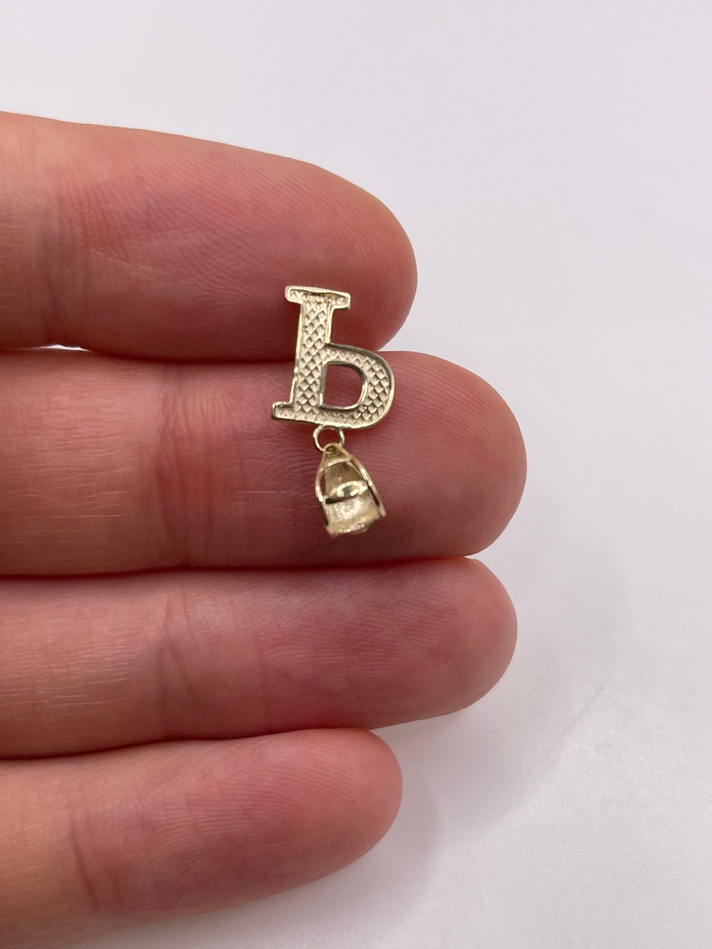 9ct gold initial P pendant